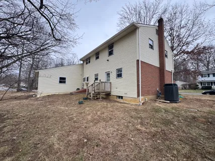 a view of a house with backyard