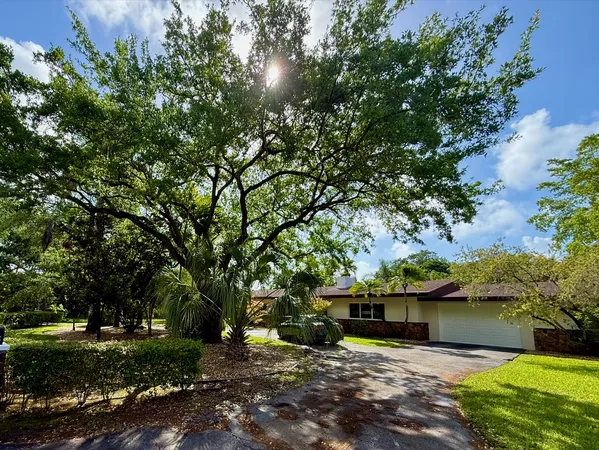 $2,695,000 | 7555 Southwest 79th Avenue, Miami, FL 33143