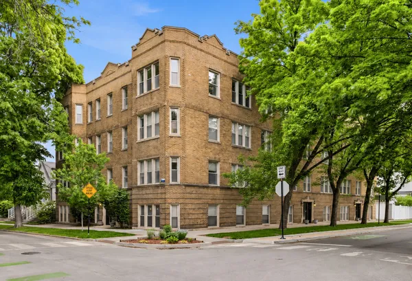 $400,000 | 2152 West Ainslie Street, Unit 2, Chicago, IL 60625