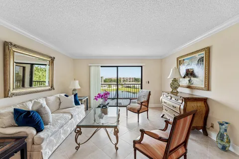 $215,000 | 7076 Huntington Lane, Unit 502, Delray Beach, FL 33446