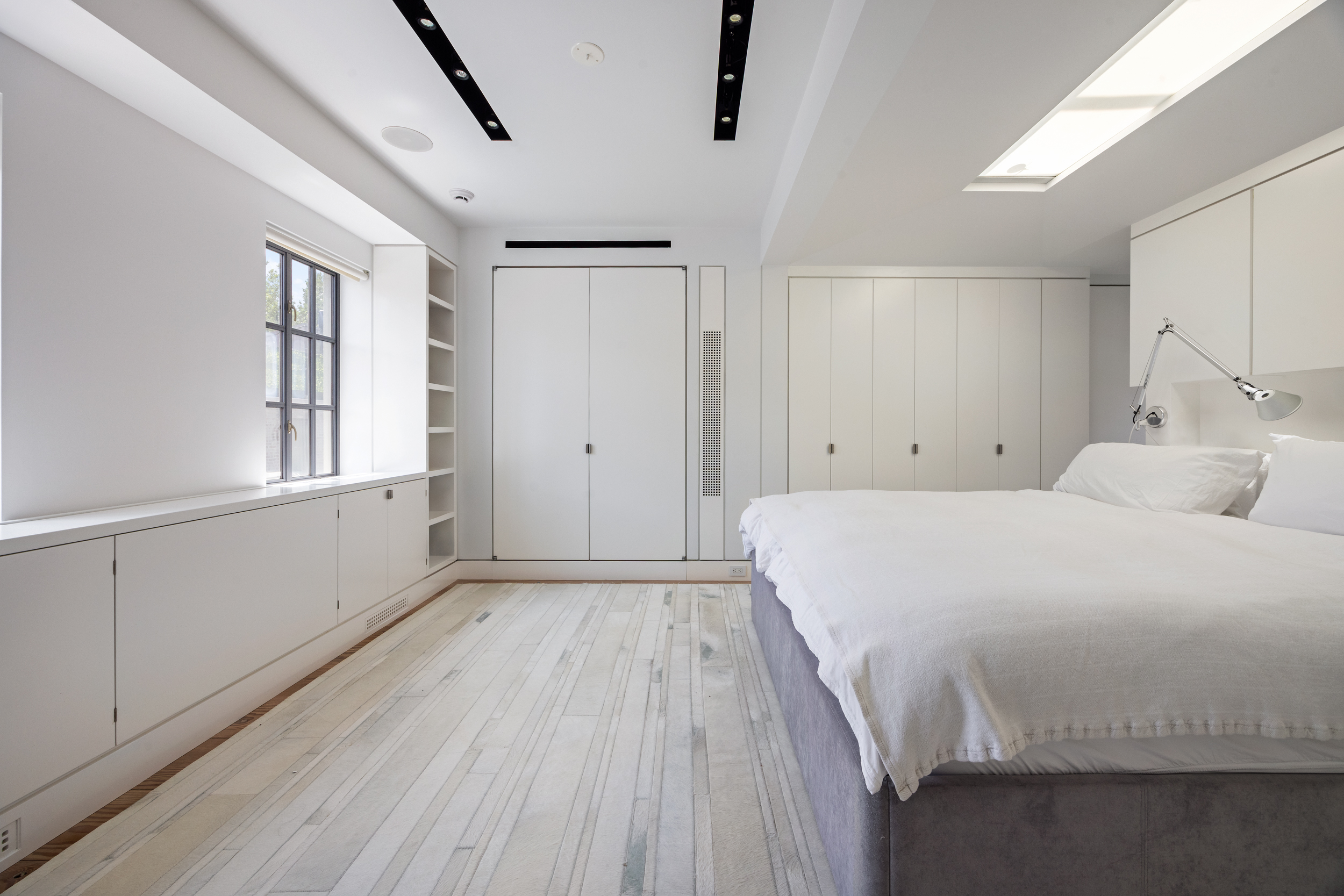 39 Barrow Street Manhattan, NY 10014 - Photo 26 of 39 a spacious bedroom with a bed and a window