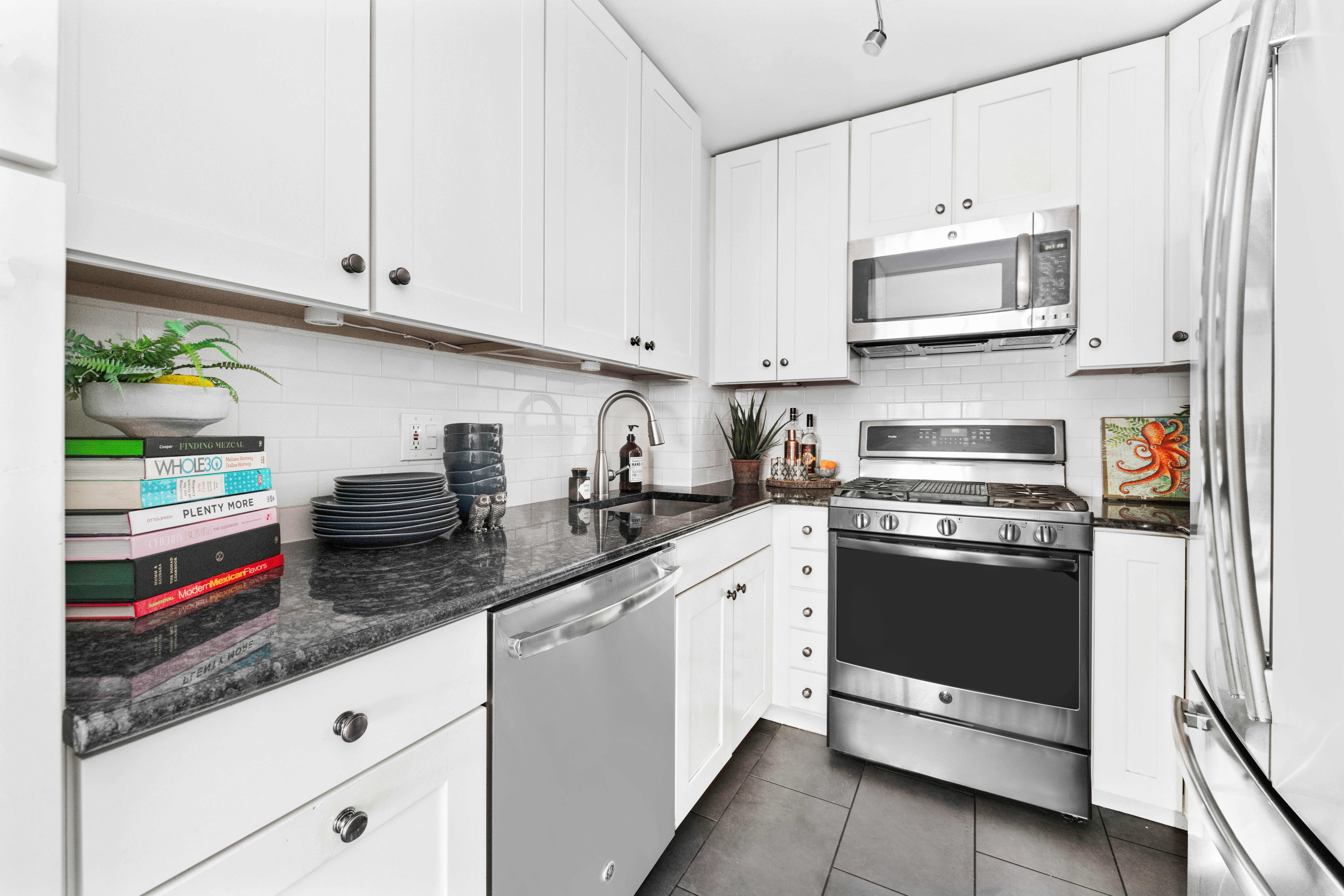 400 East 77th Street, Unit 7J Manhattan, NY 10075 - Photo 4 of 9