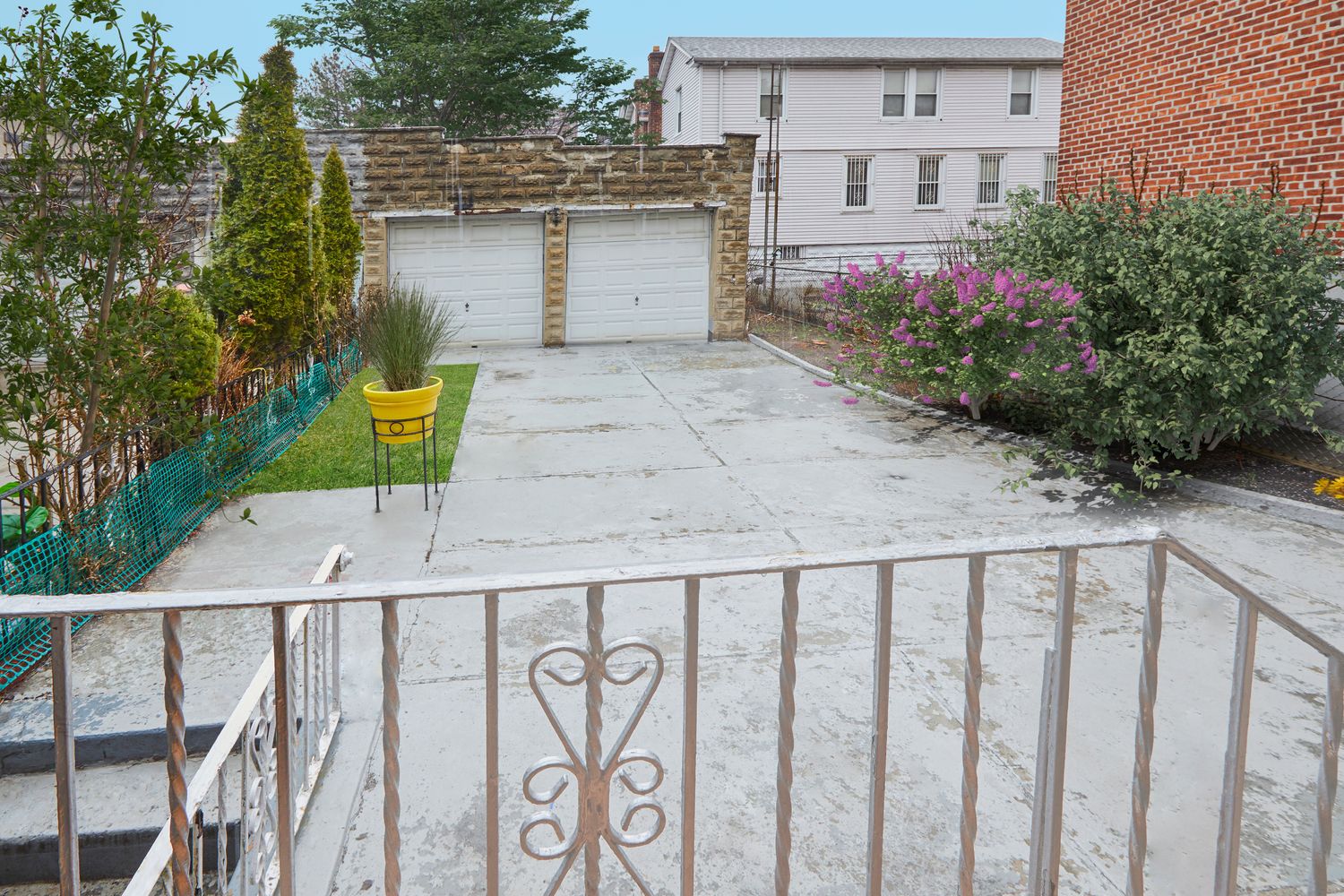 a view of entrance gate and yard