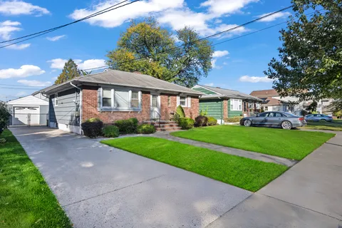 $669,000 | 522 Stewart Avenue | South New York