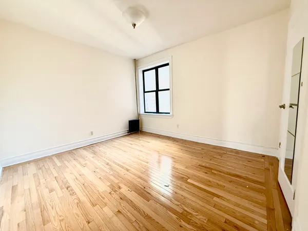 $3,000 | 133 Seaman Avenue, Unit 4G | Inwood