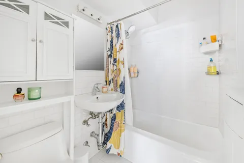 $700,000 | 411 East 53rd Street, Unit 3B | Sutton Place