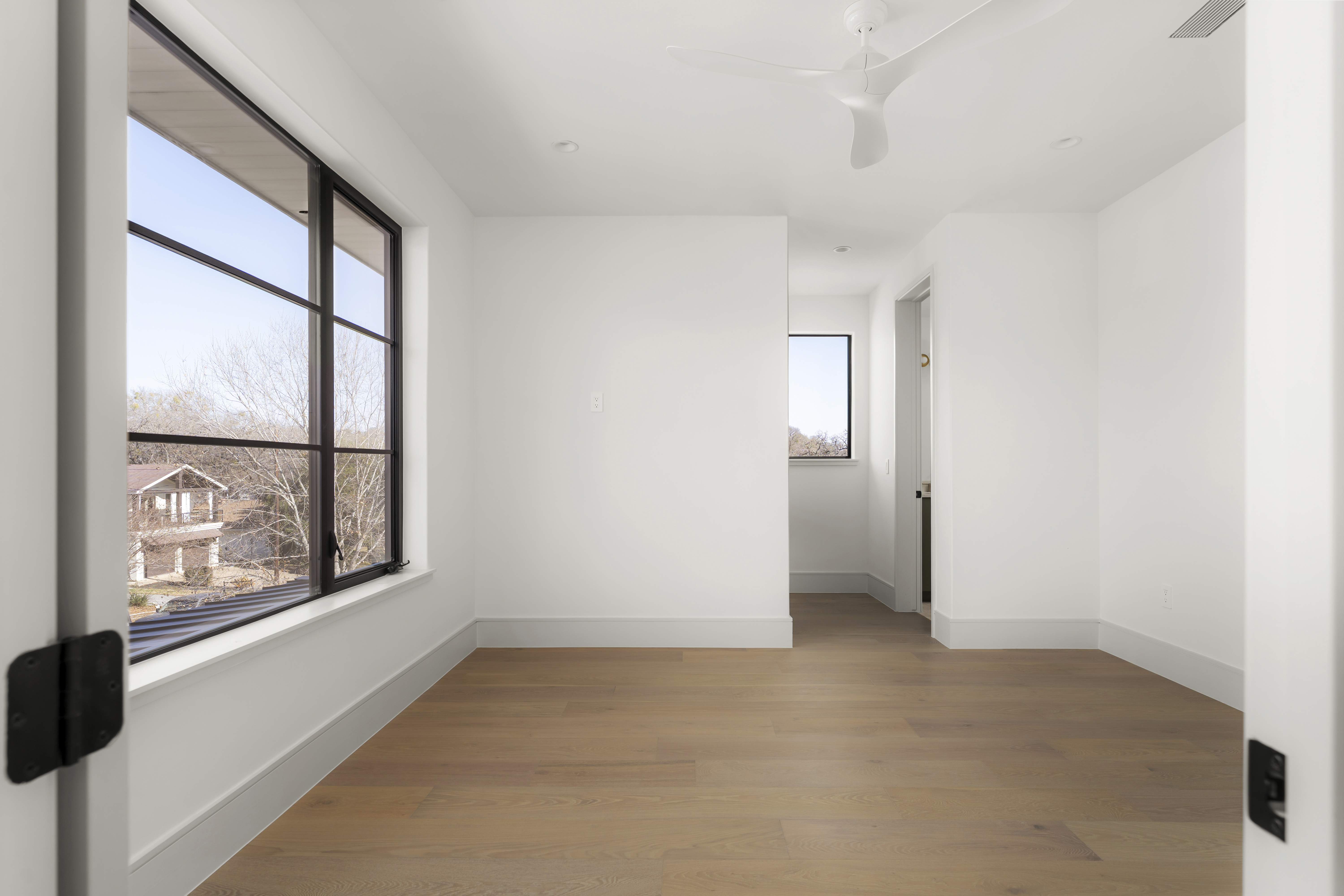 3411 Bridle Path Austin, TX 78703 - Photo 44 of 76 an empty room with windows and closet