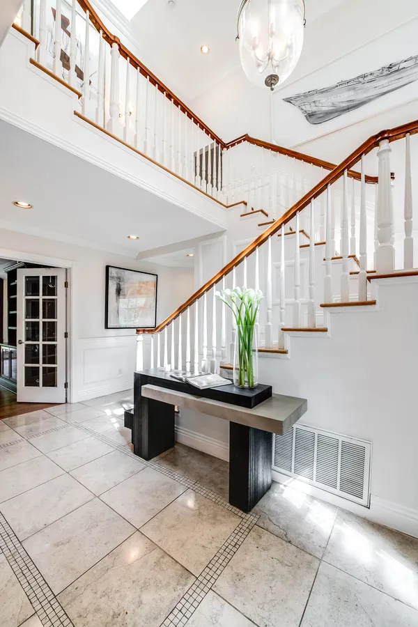a view of entryway with a front door