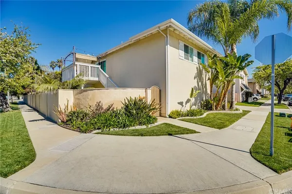 $3,195 | 301 Oswego Avenue, Huntington Beach, CA 92648