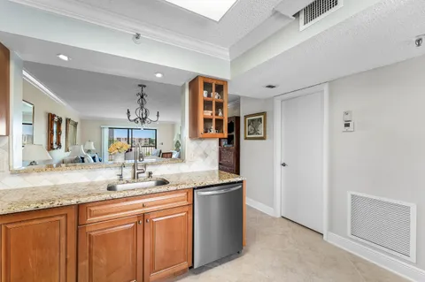 $215,000 | 7076 Huntington Lane, Unit 502, Delray Beach, FL 33446