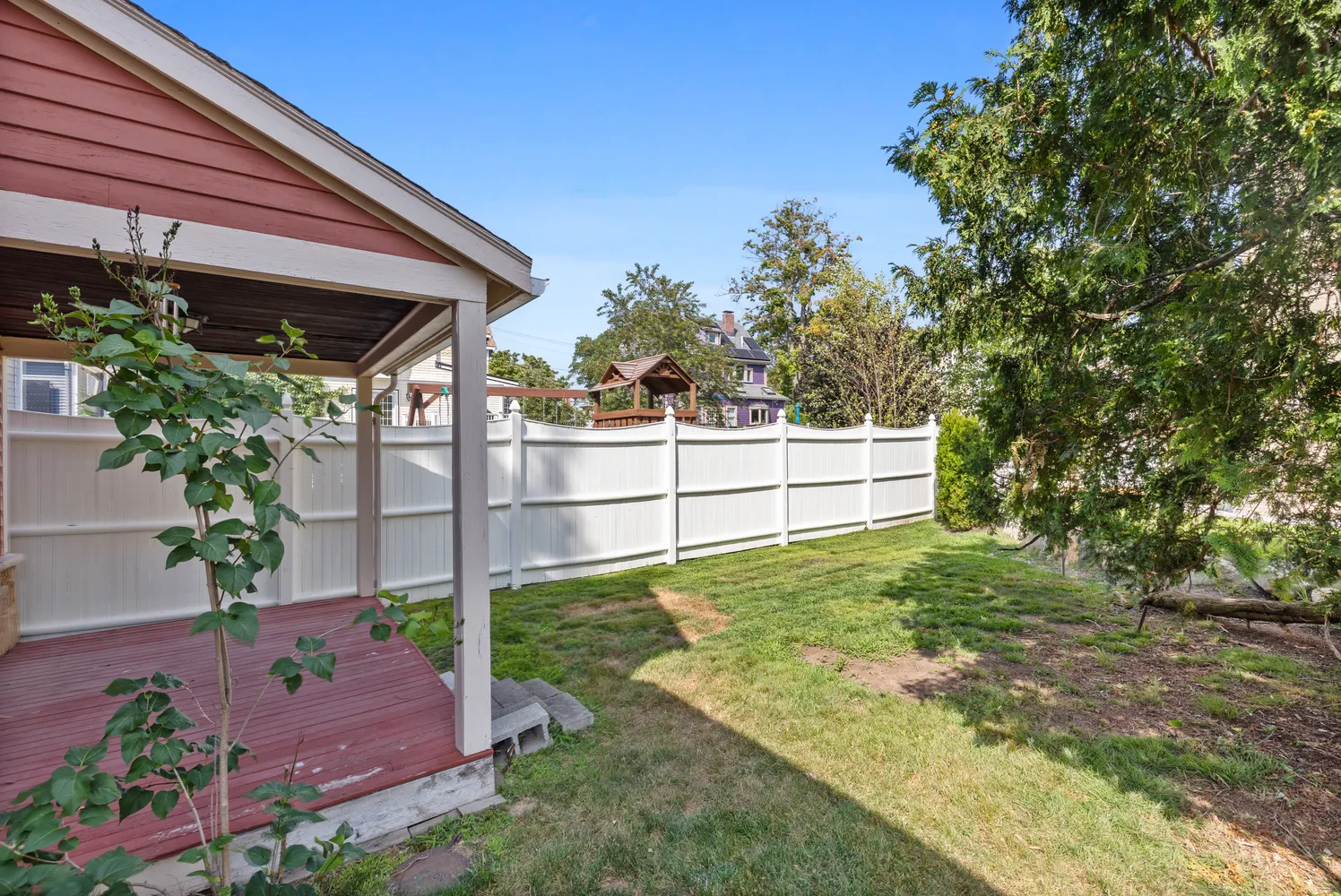 a view of a backyard
