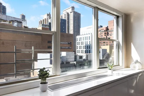 $840,000 | 520 East 76th Street, Unit 11C | Lenox Hill