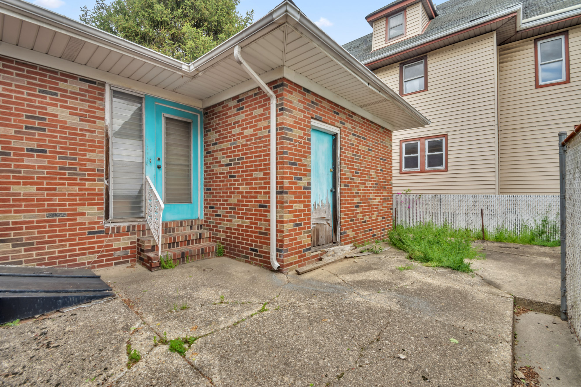2 Livingston Court Staten Island, NY 10310 - Photo 10 of 14 a front view of a house with garden