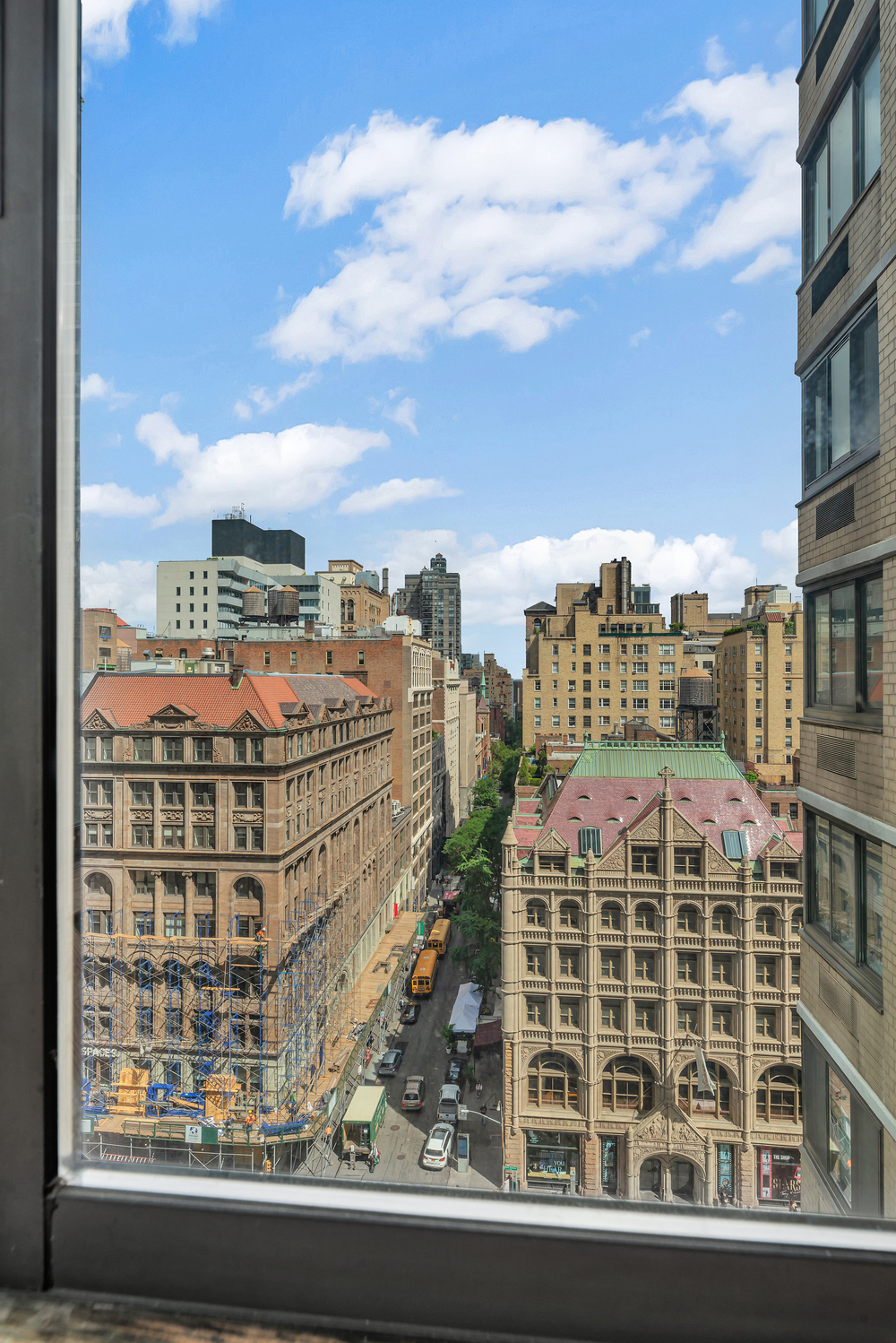 280 Park Avenue South, Unit 13M Manhattan, NY 10010 - Photo 7 of 15 a view of a large building