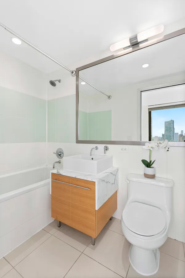 $765,000 | 100 West 39th Street, Unit 38I | Midtown South