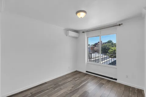 $790,000 | 25-40 Shore Boulevard, Unit 2F | Astoria