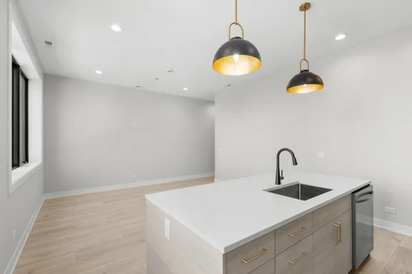 $3,800 | 1327 West Taylor Street, Unit 2W, Chicago, IL 60607