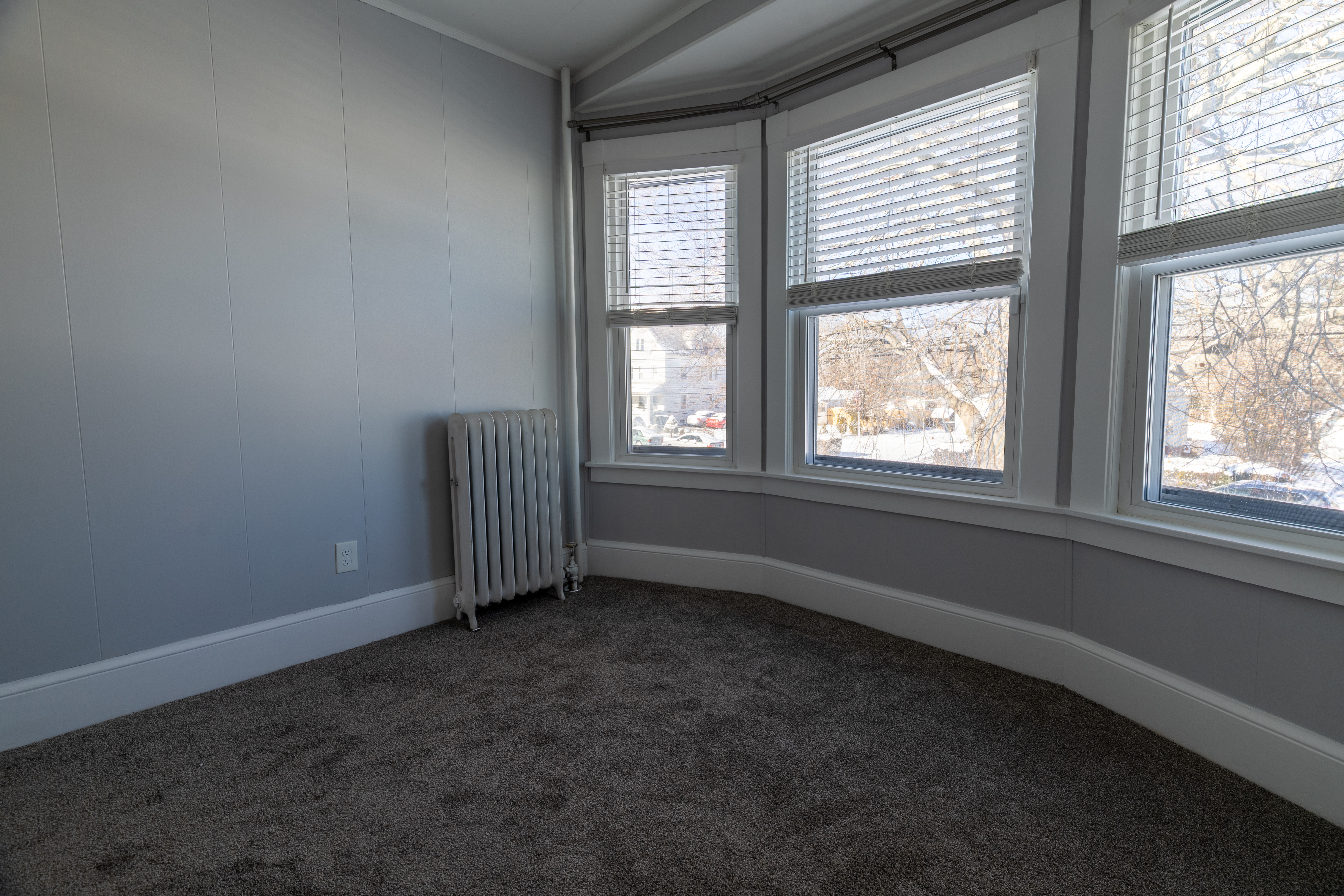 90 School Street New London, CT 06320 - Photo 13 of 34 an empty room with a window