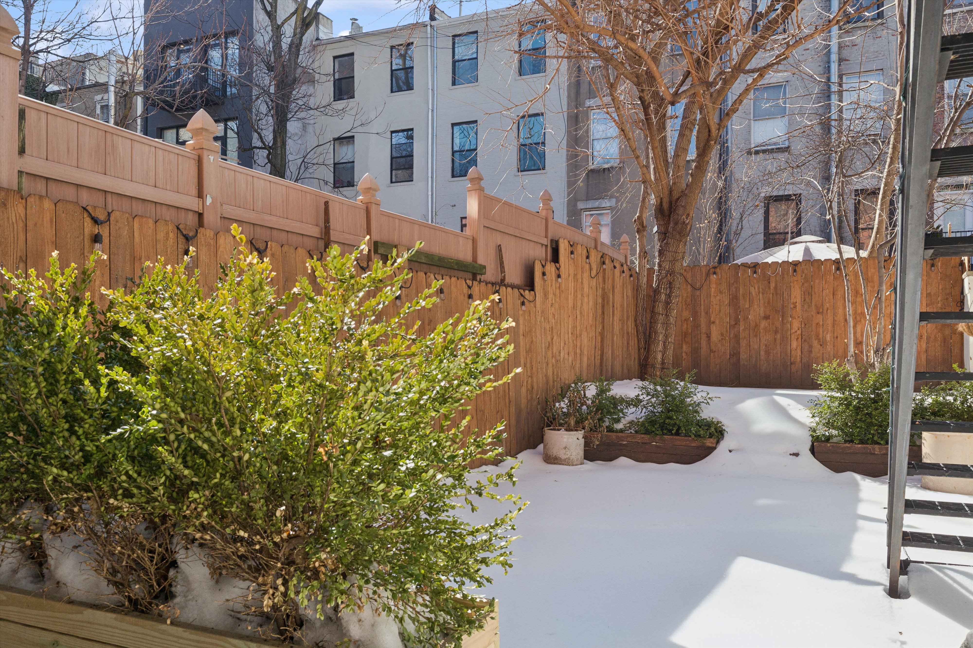 318 West 140th Street, Unit GARDEN Manhattan, NY 10030 - Photo 7 of 12 a backyard of a house
