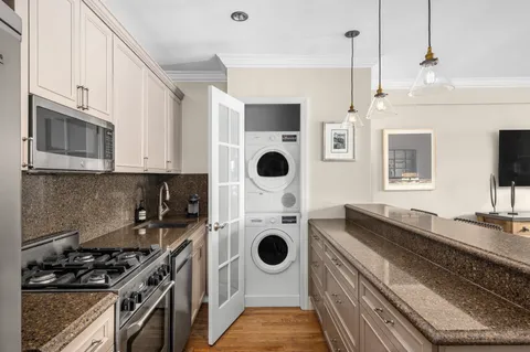 $1,550,000 | 350 Bleecker Street, Unit 6N | West Village