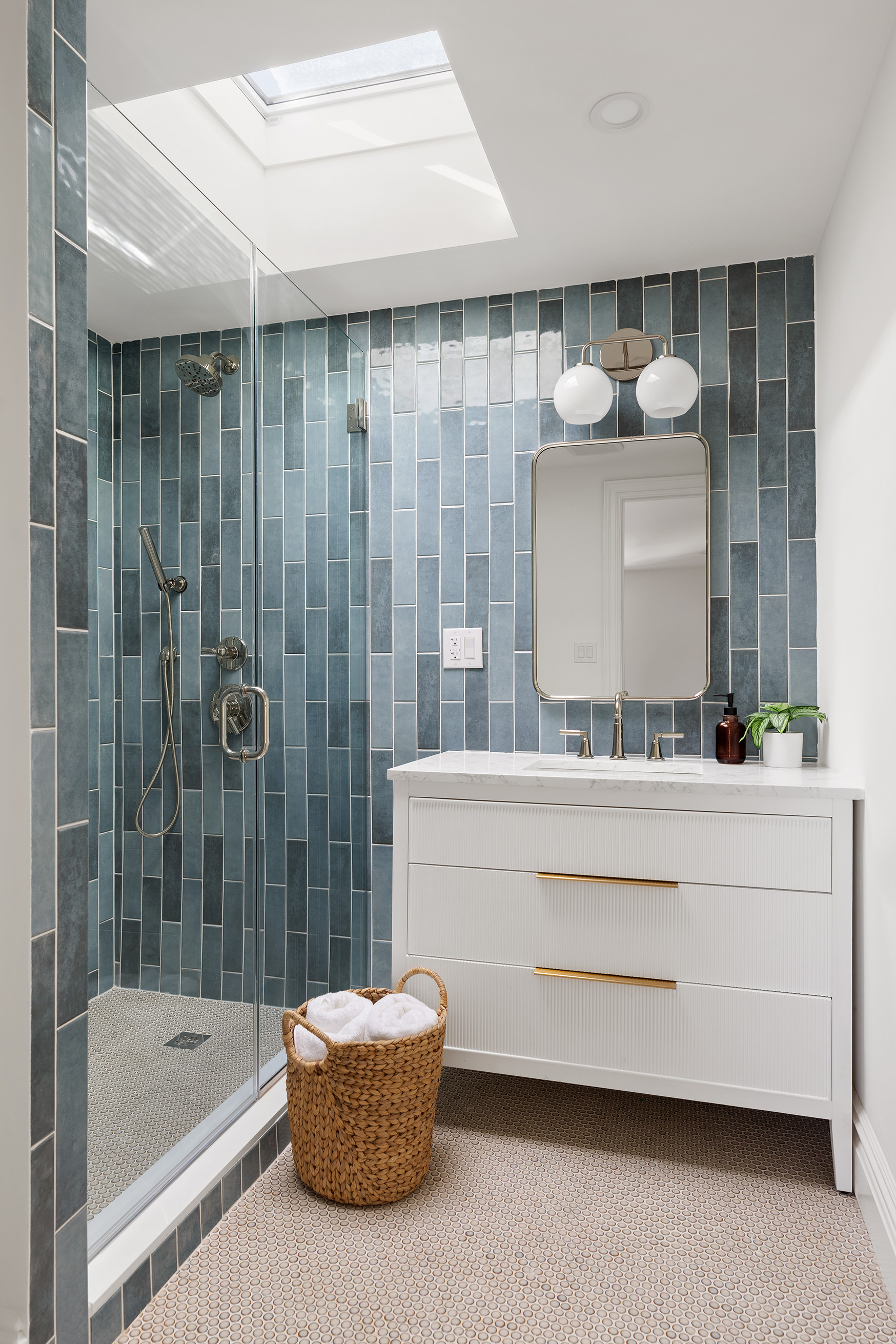 15 Verona Place Brooklyn, NY 11216 - Photo 10 of 14 a bathroom with a tub a sink and mirror