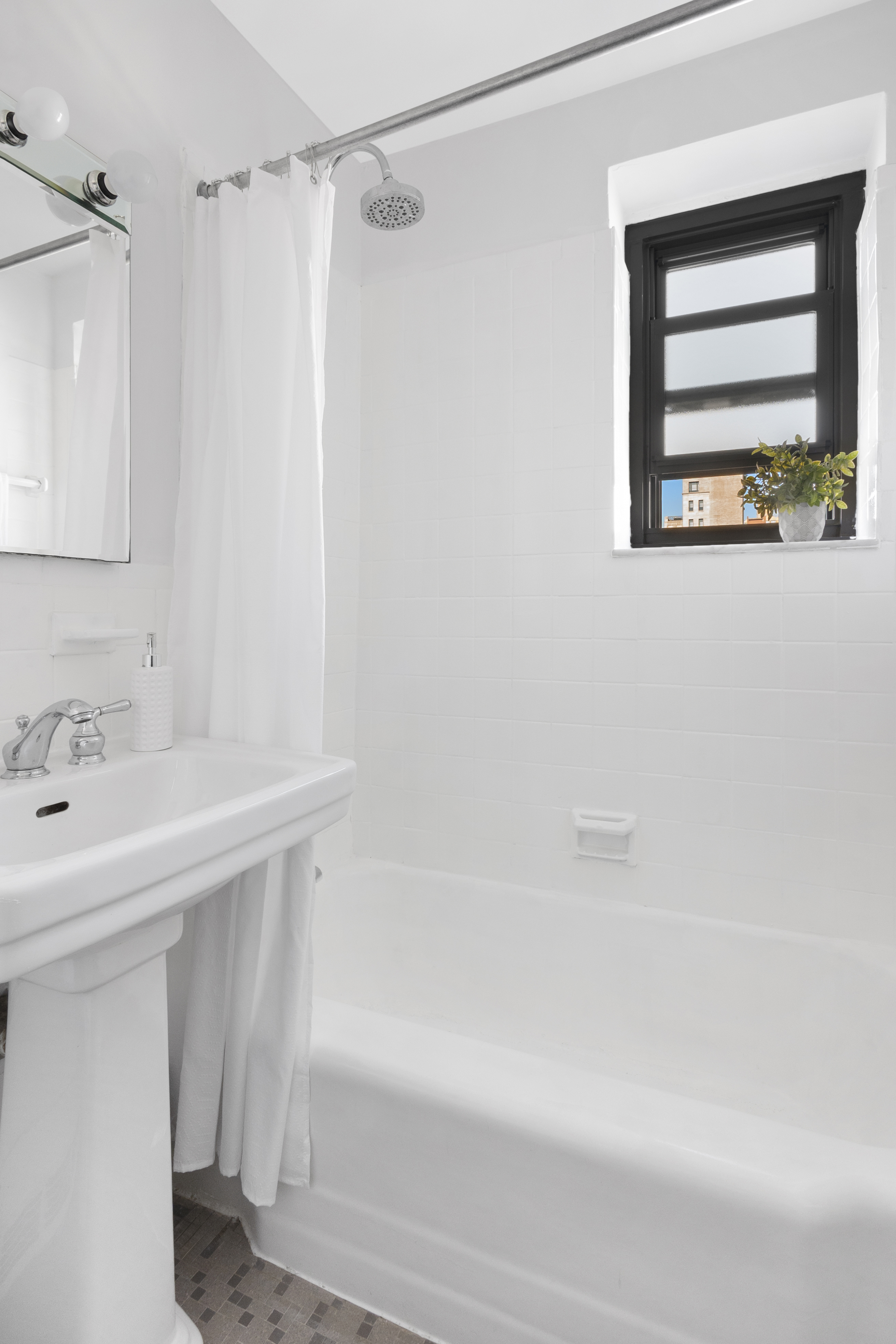 345 East 81st Street, Unit 17H Manhattan, NY 10028 - Photo 6 of 9