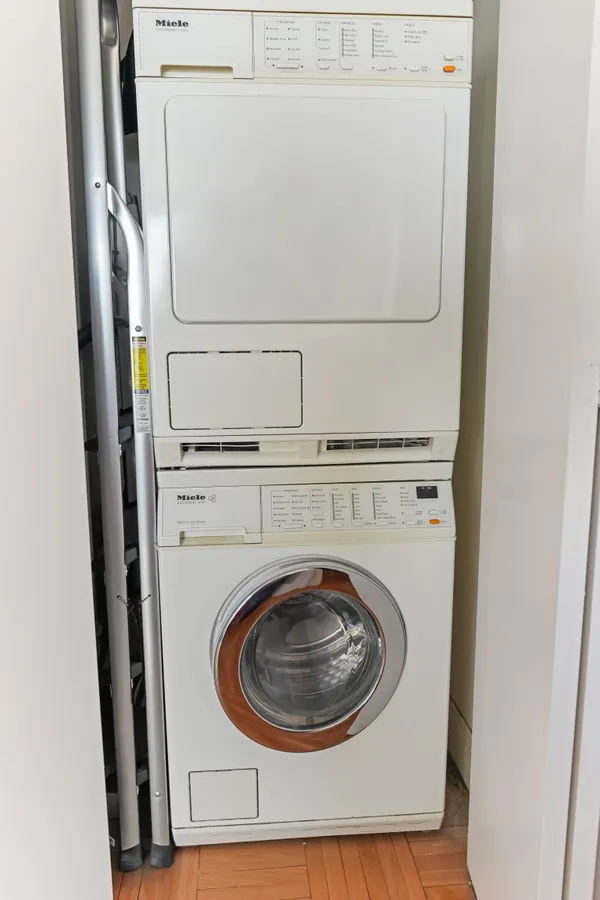 a close up view of a washer and dryer