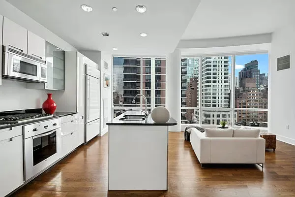 $8,200 | 250 East 49th Street, Unit 8C | Midtown East