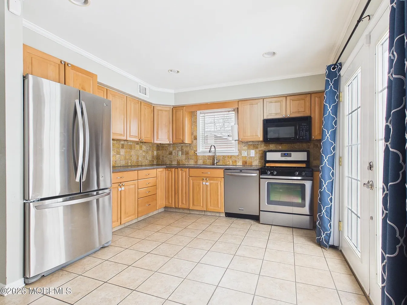 39 Virginia Drive Howell, NJ 07731 - Photo 8 of 20