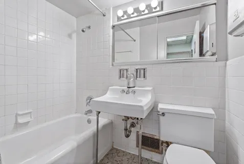 $695,000 | 55 East 9th Street, Unit 1F | Greenwich Village
