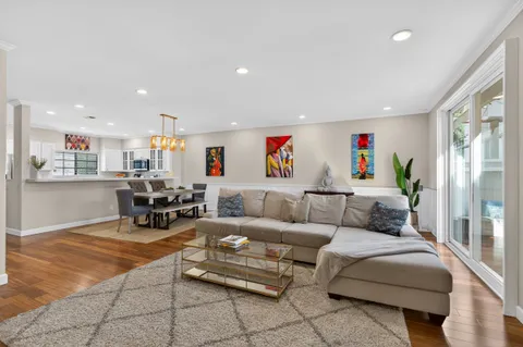 $1,975,000 | 928 11th Street, Unit 2, Santa Monica, CA 90403