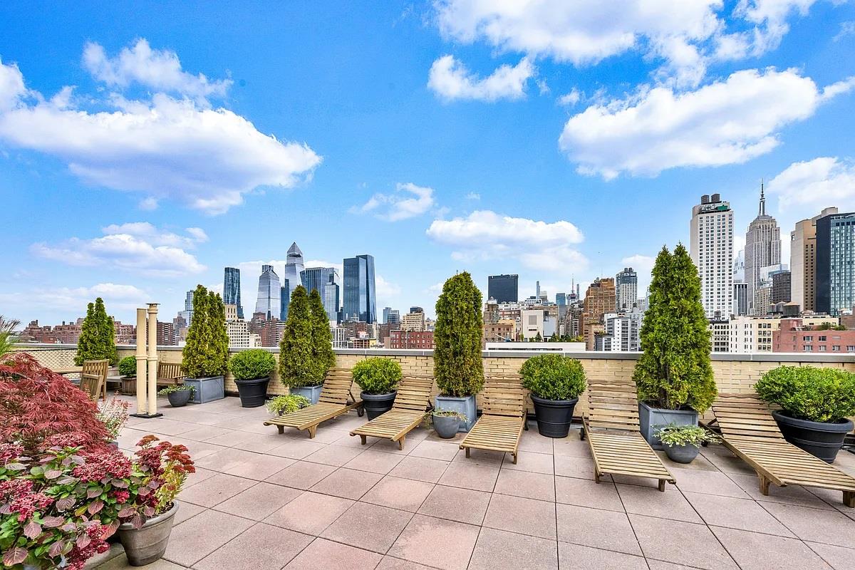 200 West 20th Street, Unit 906 Manhattan, NY 10011 - Photo 7 of 8 a view of a terrace