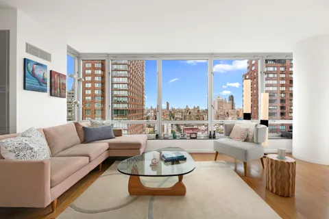 $2,800,000 | 150 Columbus Avenue, Unit 22F | Upper West Side
