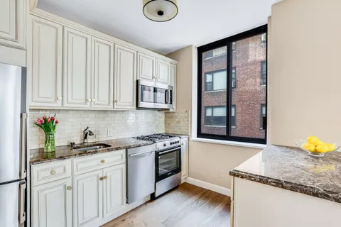$749,000 | 403 East 62nd Street, Unit 7C | Lenox Hill