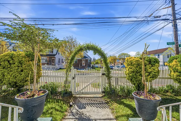 $950,000 | 186-01 Nashville Boulevard | St. Albans