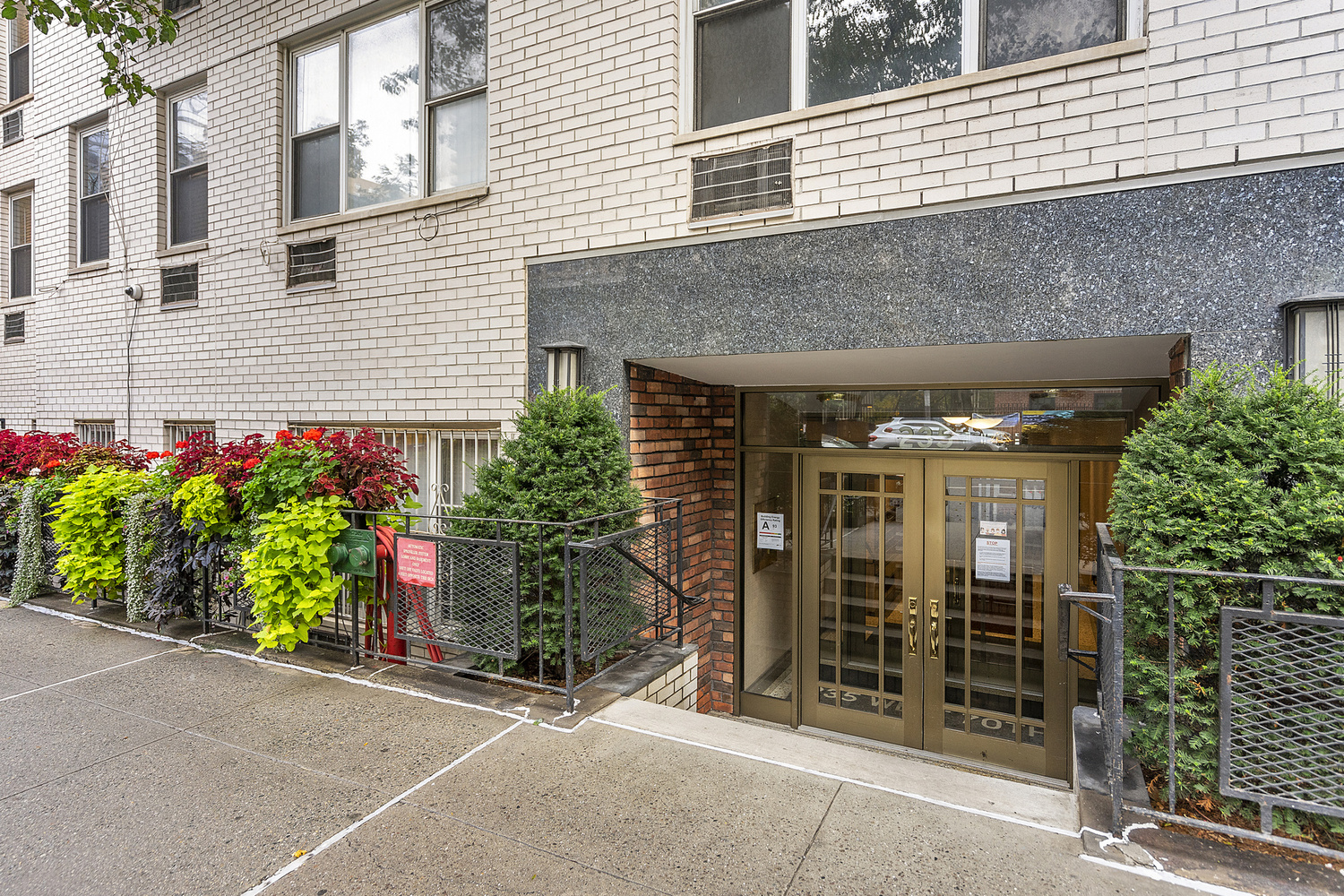 235 West 70th Street, Unit 1D Manhattan, NY 10023 - Photo 6 of 8