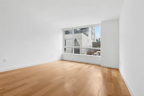 $728,000 | 301 East 61st Street, Unit 2C | Lenox Hill