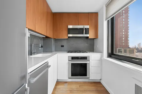 $1,650,000 | 515 East 72nd Street, Unit 23G | Lenox Hill