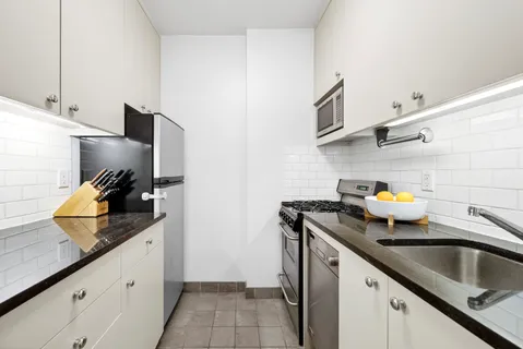 $799,000 | 20 East 9th Street, Unit 4T | Greenwich Village