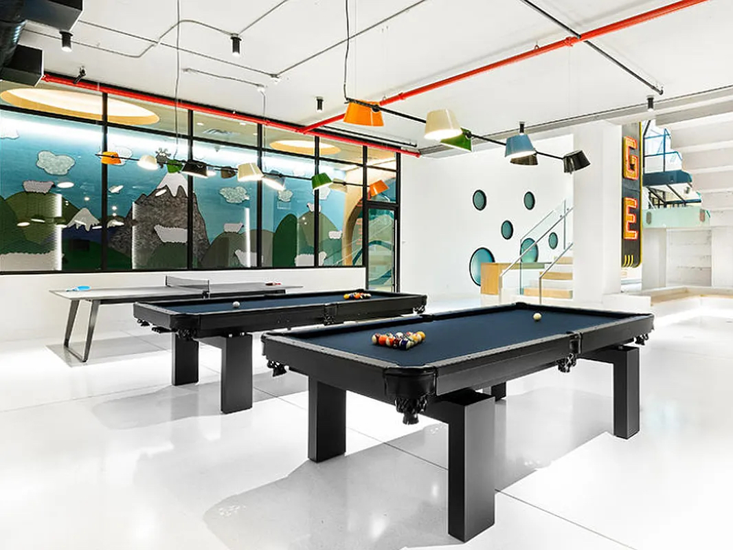 606 West 57th Street, Unit 1612 Manhattan, NY 10019 - Photo 14 of 18 a view of a tables and chairs in the patio