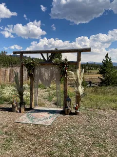 a view of a back yard