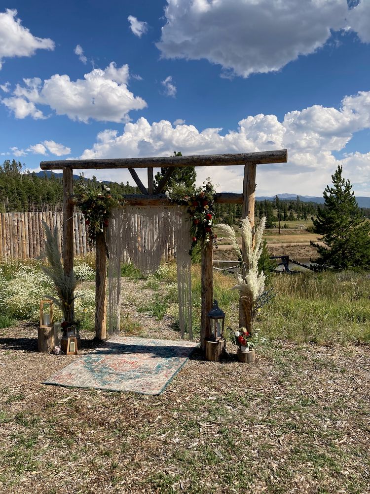 a view of a back yard