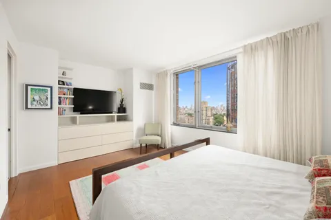 $2,800,000 | 150 Columbus Avenue, Unit 22F | Upper West Side