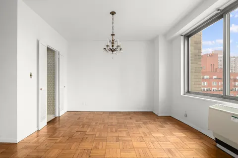 $895,000 | 300 East 74th Street, Unit 20E | Lenox Hill