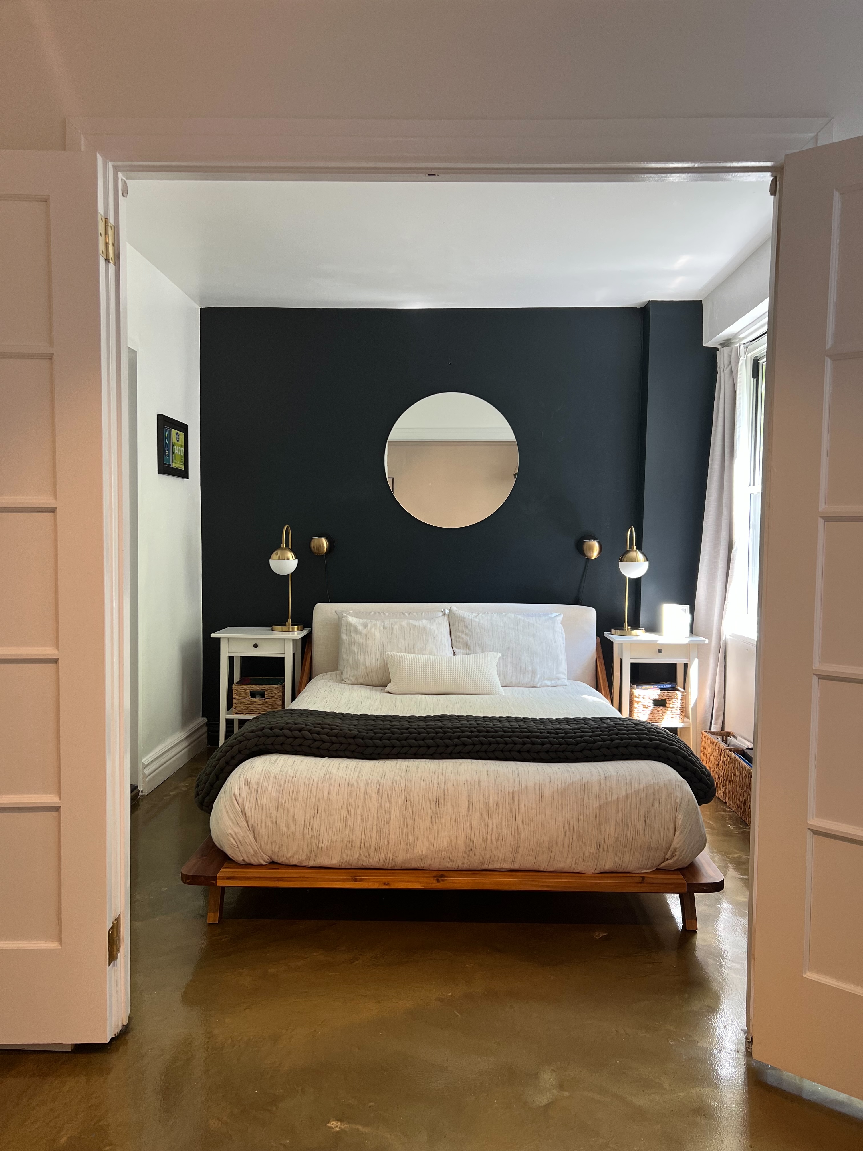 150 East 61st Street, Unit 2A Manhattan, NY 10065 - Photo 7 of 16 a bedroom with a bed and a lamp