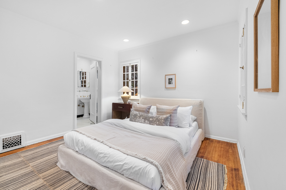 926 Burnside Avenue Los Angeles, CA 90036 - Photo 43 of 71 a bedroom with a bed and a painting on the wall