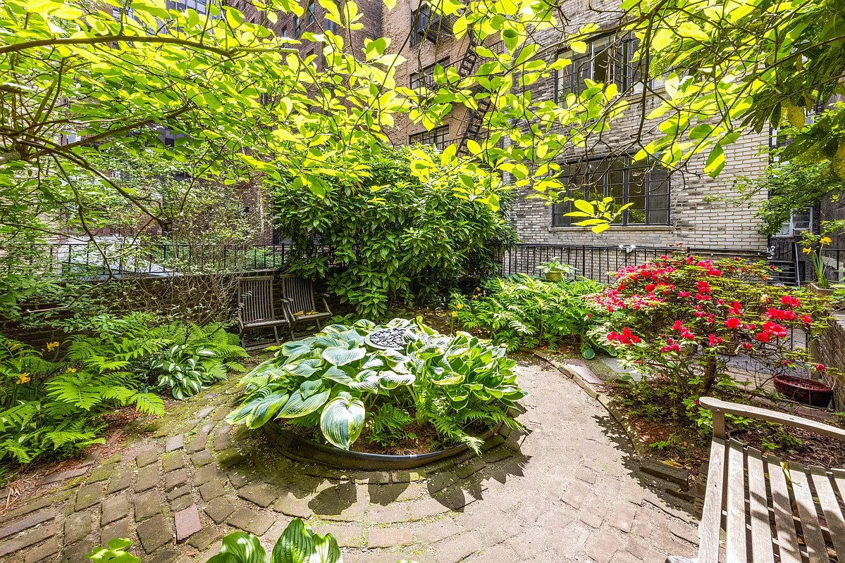 135 East 39th Street, Unit 5E Manhattan, NY 10016 - Photo 8 of 13 a bunch of flowers in a lot of a yard