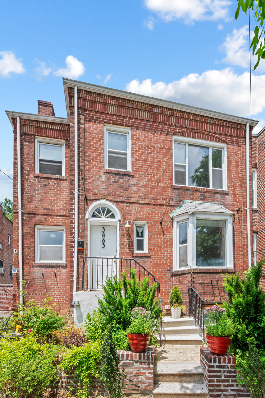 3883 Cannon Place, Unit 3 Bronx, NY 10463 - Photo 11 of 12 a front view of a house with a garden
