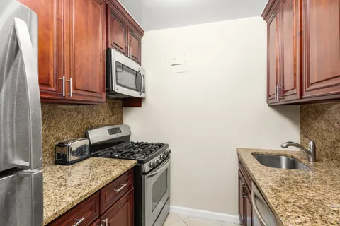 $580,000 | 401 East 65th Street, Unit 2J | Lenox Hill