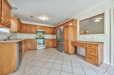 $279,500 | 702 Southwest Hillside Court, Grain Valley, MO 64029